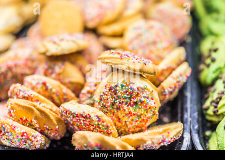 Makro Nahaufnahme von golden Cookies mit winzigen Regenbogen Streusel Stockfoto