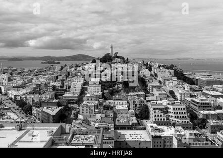 San Francisco, Kalifornien, USA - 23. April 2016: Wachsende Wolken über der Bucht von San Francisco, Coit Tower und Stadtteil North Beach in schwarz und Pfingstmontag Stockfoto