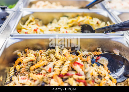 Makro Nahaufnahme von verschiedenen Pasta Salate Salat Theke Stockfoto