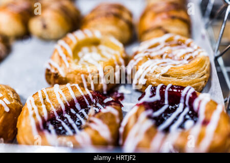 Kleine Käse und Marmelade, Gebäck in Puderzucker Makro Nahaufnahme Stockfoto