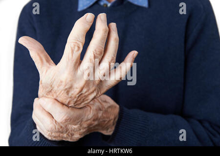 Nahaufnahme des älteren Menschen mit Arthritis leiden Stockfoto