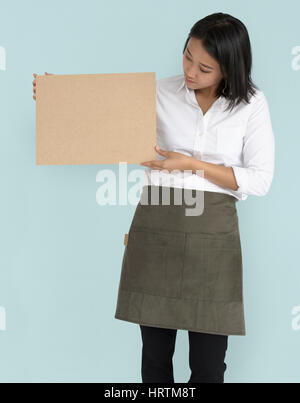 Frau mit Kork Board Kopie Raumkonzept Stockfoto