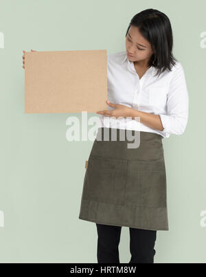 Frau mit Kork Board Kopie Raumkonzept Stockfoto