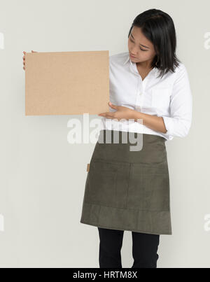 Frau mit Kork Board Kopie Raumkonzept Stockfoto