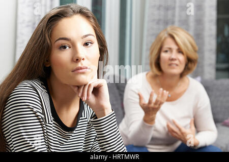 Gelangweilte Teenager-Mädchen gesagt, Weg von Mutter Stockfoto