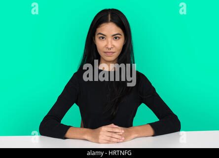 Junge Frau lässig Studio Portriat in Crop-top Stockfoto