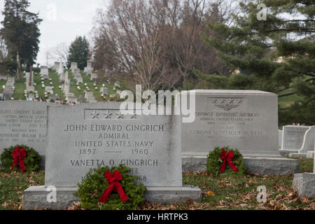 Freiwillige legen Kränze auf die Gräber von Service-Mitglieder im Rahmen der Kränze Across America auf dem Arlington National Cemetery am Samstag, den 12. Dezember 2 Stockfoto