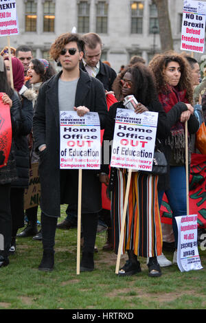 Studenten halten Plakate zu lesen: "Home Office von Bildung" während der stoppen Austritt protestieren in Parliament Square, London. Stockfoto