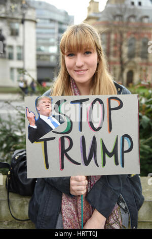 Eine junge Frau hält eine handgefertigte Plakat-Lesung: "Trump zu stoppen", während der Demonstration stoppen Trump & Stop Brexit in Parliament Square, London. Stockfoto