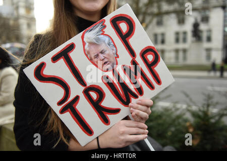 Eine junge Frau hält eine handgefertigte Plakat-Lesung: "Trump zu stoppen", während der Demonstration stoppen Trump & Stop Brexit in Parliament Square, London. Stockfoto