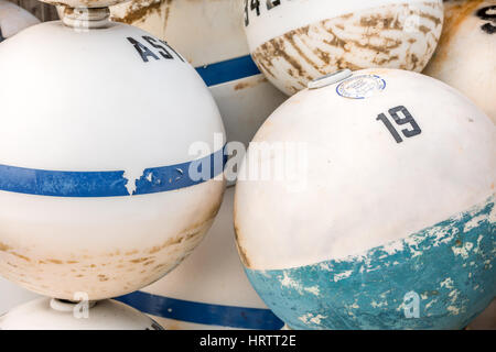 Gruppe von gebrauchten Bojen Stockfoto