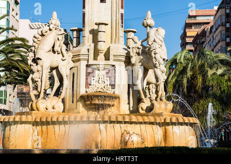 Fuente de Levante-Denkmal auf dem Plaza de Luceros Square in Alicante, Touristenattraktion, Vorderansicht, Closeup auf Skulptur Details, 2017 Stockfoto