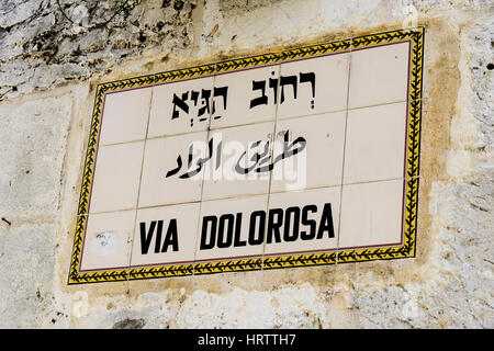 Straßenschild Via Dolorosa in Jerusalem, der heiligen Pfad ging Jesus an seinem letzten Tag. Israel Stockfoto