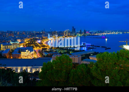 Nacht-Ausblick von der Stadt-Boulevard. Baku. Aserbaidschan Stockfoto