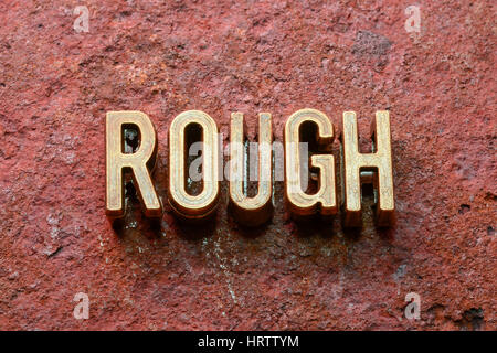 grobe Wort aus metallischen Lettern auf rotem rostige Oberfläche hergestellt Stockfoto