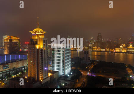 Mit Blick auf die Lujiazui aus dem Oriental Pearl Tower, Hochhaus Nachtszene Stockfoto