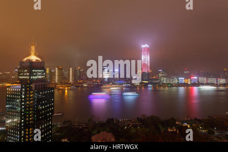 Mit Blick auf die Lujiazui aus dem Oriental Pearl Tower, Hochhaus Nachtszene Stockfoto