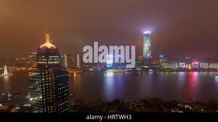 Mit Blick auf die Lujiazui aus dem Oriental Pearl Tower, Hochhaus Nachtszene Stockfoto