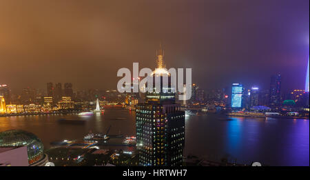 Mit Blick auf die Lujiazui aus dem Oriental Pearl Tower, Hochhaus Nachtszene Stockfoto