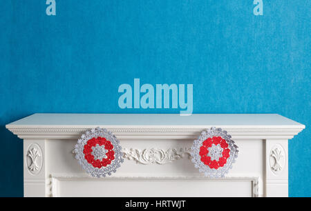 Leere dekorative Tischplatte aus dem Kamin dekoriert mit zwei Handtücher Stockfoto