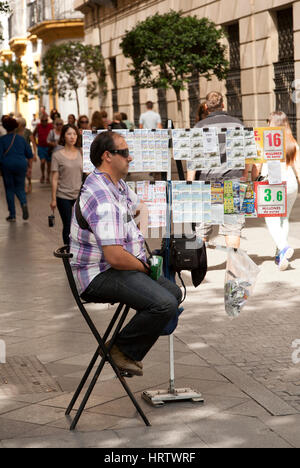 Lottery Ticketverkäufer in Velazquez Straße eine geschäftige shopping in Sevilla, Spanien Stockfoto