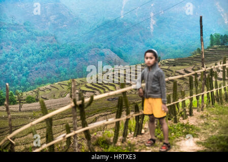 Szene des ländlichen Damdame mit einem Kind im Vordergrund. Panchase Mountain Region, Nepal. Stockfoto