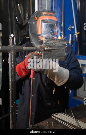 Ein Schweißer bei der Arbeit mit einer Schutzmaske Stockfoto