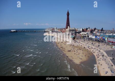 Luftaufnahme der Blackpool Tower und promenade Stockfoto