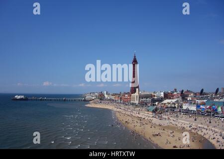 Luftaufnahme der Blackpool Tower und promenade Stockfoto