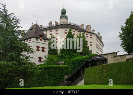 Schloss Ambras (Schloss Ambras) ein Renaissanceschloss sechzehnten Jahrhundert und Palace liegt in den Hügeln oberhalb von Innsbruck, Österreich. Stockfoto