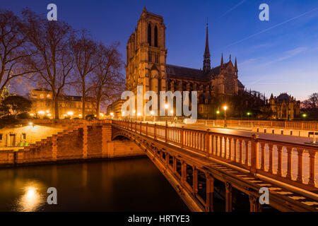 Kathedrale Notre Dame de Paris im Morgengrauen mit der Pont au Double und dem Fluss Seine. Ile De La Cite. 4. Arrondissement, Paris, Frankreich Stockfoto
