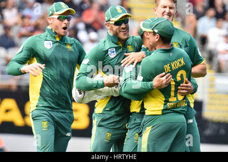 Auckland, Neuseeland. 4. März 2017. Jean-Paul Duminy in Südafrika feiert mit seinen Teamkollegen Quinton de Kock Lauf Mitchell Santner.of New Zealand während das Finale der Serie One Day International zwischen Neuseeland und Südafrika im Eden Park am 4. März 2017 in Auckland, New Zealand Credit: Shirley Kwok/Pacific Press/Alamy Live News Stockfoto