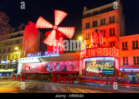 Paris, Frankreich - 28. Dezember 2016: Das malerische berühmten Kabarett Moulin Rouge liegt in der Nähe Montmartre in Paris Rotlichtviertel von Pigalle Stockfoto