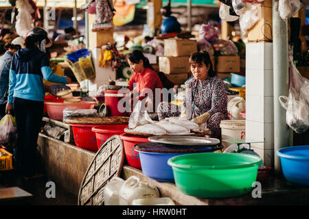 Nha Trang, VIETNAM - ca. März 2015 - nicht identifizierte Meeresfrüchte und Fischverkäufer bei Fisch Markt Xom moi Stockfoto
