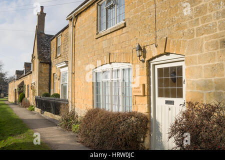 Eine Haustür von einem Cotswold Stein erbaute Anwesen im Dorf Willersey, Gloucestershire, England, Vereinigtes Königreich Stockfoto