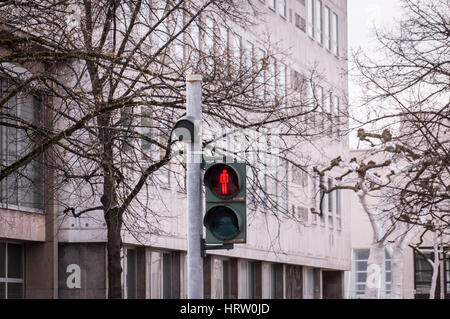 Gaggenau, Deutschland am 4. März 2017: Fassade von Gaggenau Rathaus mit roten Fußgängerampel Stockfoto