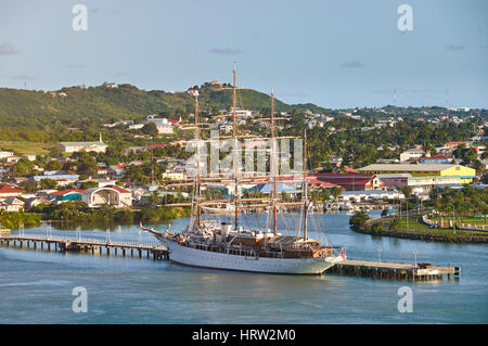 Großen Yacht in Karibik-Insel angedockt an sonnigen Tag. Kreuzfahrt auf der Jacht auf Insel Hintergrund Stockfoto