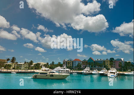 Bootssteg in Nassau Bahamas-Insel. Bunte Häuser in Wasser mit blauen skyline Stockfoto