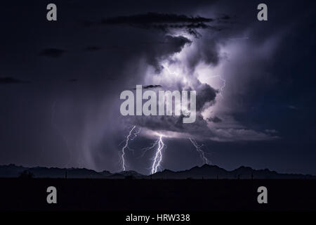 Blitzschläge, die von einem Sturm in der Wüste in der Nähe von Quartzite, Arizona, getroffen wurden Stockfoto