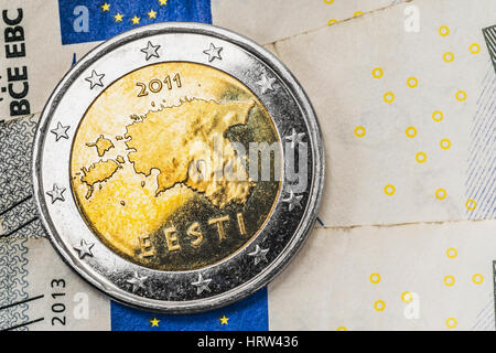 eine 2-Euro-Münze aus Estland auf Euro-Banknoten Stockfoto