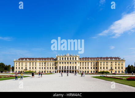 Schloss Schönbrunn. Rückseite des Schlosses Schönbrunn, Wien, Österreich Stockfoto