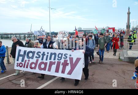 Menschen nehmen Teil an einem Anti-Sparmaßnahmen-Marsch bei Hastings in East Sussex, England am 30. Mai 2015. Stockfoto