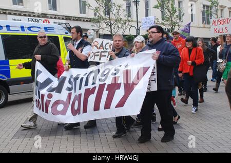 Menschen nehmen Teil an einem Anti-Sparmaßnahmen-Marsch bei Hastings in East Sussex, England am 30. Mai 2015. Stockfoto
