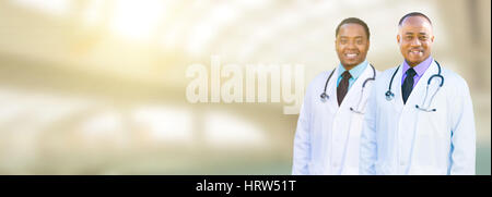 Afrikanische amerikanische männliche Ärzte, Krankenschwestern oder Apotheker mit Platz für Text. Stockfoto