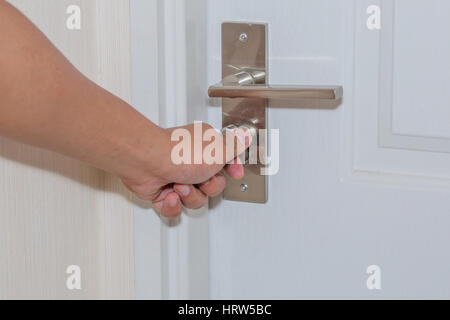 Der Hand halten und die weiße Tür, kann nicht geöffnet werden, da die Schlosser-Technologie verwenden. Stockfoto