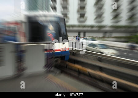 Abstrakte Kamerazoom der Vorortbahn tagsüber. Stockfoto