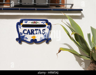 Keramik-Briefkasten oder Cartas in Benalmadena Pueblo, Spanien, Europa Stockfoto