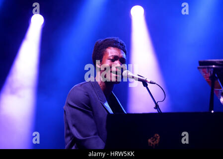 BARCELONA - 3 JUL: Benjamin Clementine (Sänger und Pianist) führt auf Vida Festival am 3. Juli 2015 in Barcelona, Spanien. Stockfoto