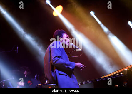 BARCELONA - 3 JUL: Benjamin Clementine (Sänger und Pianist) führt auf Vida Festival am 3. Juli 2015 in Barcelona, Spanien. Stockfoto