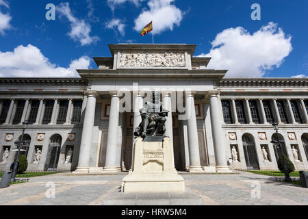 Madrid. Spanien. Exterieur des Prado-Museums, Paseo del Prado. Velazquez Eingang des Edificio Villanueva del Museo del Prado, neoklassischen Faça Stockfoto